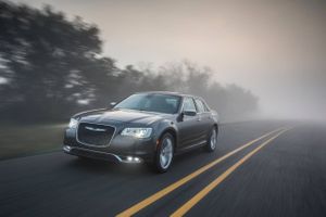 El Chrysler 300 logra sobrevivir un año más pero pierde la mitad de su gama