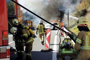 Bomberos alemanes sumergen los coches eléctricos para apagar los incendios