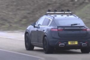 El nuevo Porsche Macan Eléctrico, cazado en dos vídeos espía muy secretos