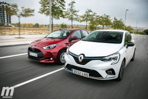 Prueba comparativa Toyota Yaris Hybrid vs Renault Clio E-Tech, eficiencia urbana (con vídeo)