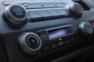 Cómo instalar o cambiar la radio del coche correctamente