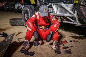 Loeb deja el Dakar de forma ejemplar: se sacrifica por ayudar a Nani Roma