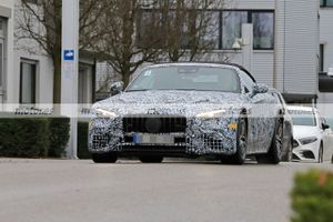 El Mercedes SL 2022 posa en nuevas fotos espía a las puertas de la sede de AMG