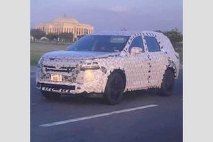 Fotos espía muestran al Nissan Pathfinder 2022 de pruebas por Emiratos Árabes