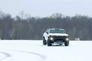 El GMC Hummer EV demuestra de lo que es capaz sobre la nieve [vídeo]