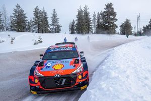 Ott Tänak baila en el hielo del Arctic Rally para empezar de líder