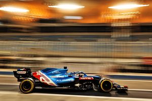 Fernando Alonso roza las 130 vueltas en su debut y Mercedes da una de cal y una de arena