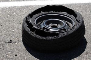 Reventón de un neumático: qué lo propicia y cómo actuar en caso de sufrirlo