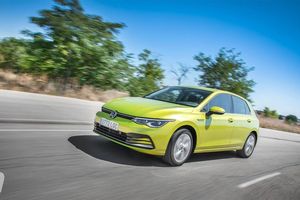 Alemania - Marzo 2021: El Volkswagen Golf amplía su ventaja