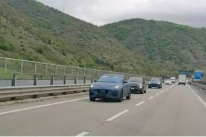 Cazados dos prototipos del nuevo Maserati Grecale en una autopista en Italia