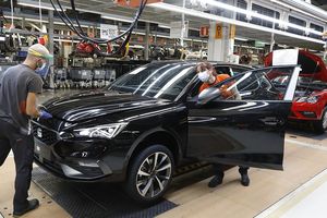 La producción de vehículos en España en abril de 2021 sufre la escasez de microchips