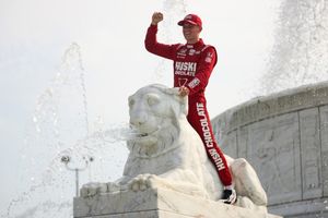 Marcus Ericsson logra su primera victoria en la caótica carrera de Detroit