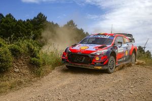 Ott Tänak cierra una gran etapa de viernes en el Rally de Italia-Cerdeña