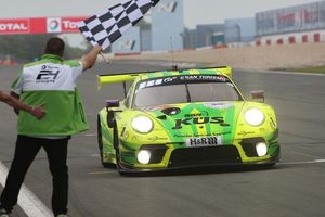 El Porsche #911 de Manthey Racing gana las 24 Horas de Nürburgring más cortas