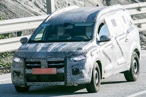 El nuevo crossover de 7 plazas de Dacia al detalle en estas fotos espía