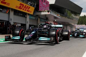 Hamilton reza para que Red Bull no arrase en Silverstone: «Van sobre raíles»
