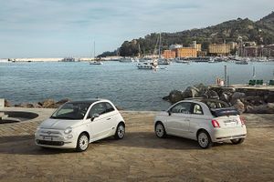 España - Junio 2021: El Fiat 500 muestra su mejor cara en verano