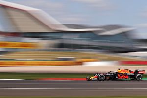 Verstappen domina en los únicos libres del viernes en Silverstone