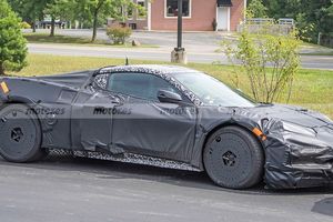 El nuevo Chevrolet Corvette híbrido es cazado, interior incluido, junto al Honda NSX