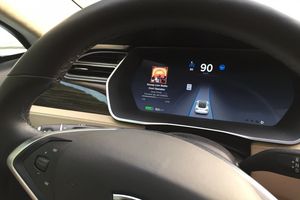 El doble filo de la conducción semiautónoma con Tesla Autopilot: distrae más a los conductores