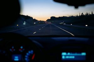 Conducir de noche: esto es lo que debes saber para hacerlo con seguridad