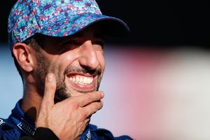 Ricciardo bromea con las acusaciones de Sainz: «Ser sucio de vez en cuando está bien»