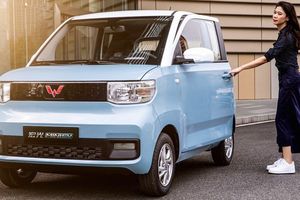 China - Septiembre 2021: El pequeño eléctrico Hongguang Mini EV roza la victoria