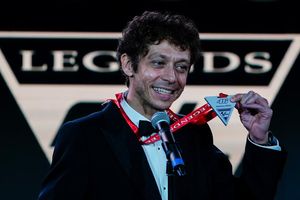 Valentino Rossi, nombrado 'MotoGP Legend' en su retirada en Valencia