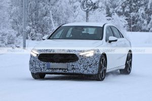 El Mercedes Clase A Sedán Facelift 2022 se suma a las pruebas de invierno