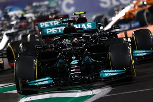 Hamilton se impone a Verstappen en la carrera más polémica del año y el Mundial se decidirá en Abu Dhabi