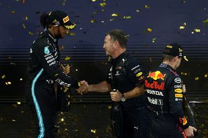 Verstappen asegura que Hamilton «lo hizo todo bien»... no así Mercedes
