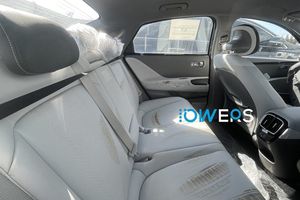 El interior del nuevo Hyundai IONIQ 6 y sus retrovisores digitales al detalle