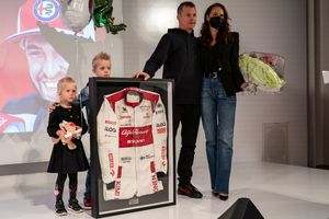 Räikkönen se despide de la F1 a lo grande: «Es muy bueno estar fuera de toda esa mierda»
