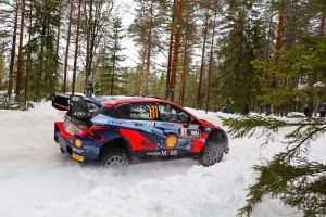 Thierry Neuville se impone en el baile de líderes del Rally de Suecia