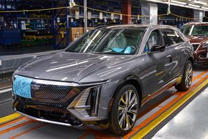 El nuevo Cadillac LYRIQ 2023, el SUV eléctrico de lujo, se estrena en producción