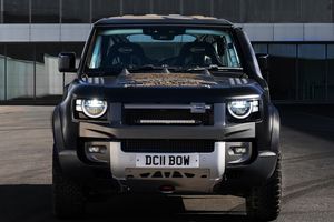 Bowler presenta el Land Rover Bond Defender exclusivo para competición