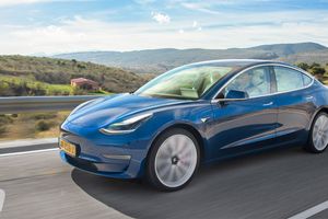 Alemania - Febrero 2022: El Tesla Model 3 recupera ritmo