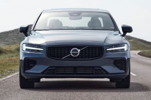 Volvo S60 2022, la berlina sueca apuesta por la máxima eficiencia con novedades