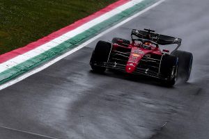 Leclerc y Sainz arrasan en los libres del viernes bajo lluvia en Imola