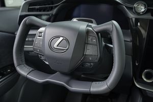 Las claves del volante Steering Yoke, la gran novedad que estrena el Lexus RZ 450e