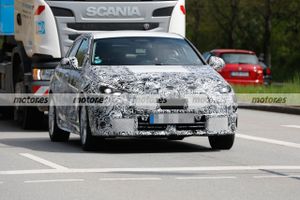 El revisado BMW Serie 1 2024 muestra su interior en fotos espía 