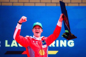 Gestionar las gomas, clave del éxito de Sheldon Van der Linde en Lausitzring