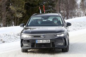 El nuevo Volkswagen Passat Variant 2024 revela su interior en nuevas fotos espía