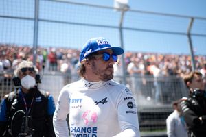 Alpine presenta nuevos pontones ‘ferrarizados’ y Alonso muestra su enérgico apoyo a Hamilton