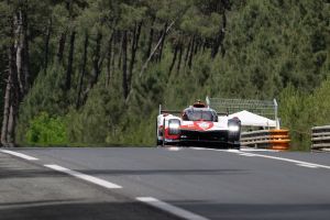El Toyota #7 lidera un atípico y accidentado warm up de Le Mans