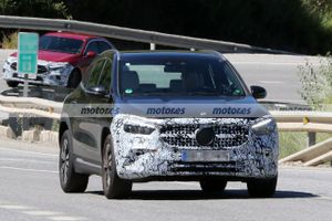 El Mercedes GLA Facelift, cazado en nuevas fotos espía al calor del sur de Europa
