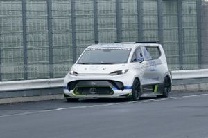 La furgoneta eléctrica más radical se estrena en Nürburgring, la Ford Pro Electric Supervan