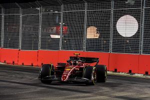 Sainz manda un aviso a Verstappen: Ferrari, al frente en los segundos libres
