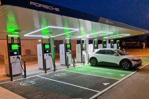 Europa prepara una ley que resolverá la principal limitación del coche eléctrico (o eso pretende)