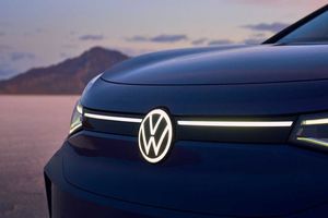 Europa cede a la presión, los logotipos iluminados de los coches serán legales en 2025